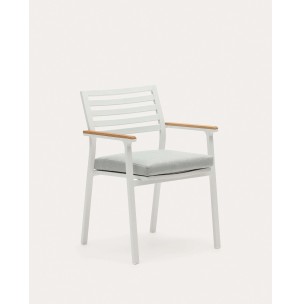Silla de exterior Bona aluminio con acabado blanco y reposabrazos de madera maciza de teca - Kave Home - J0600031NN05. Muebles y decoración de diseño para casas con personalidad
