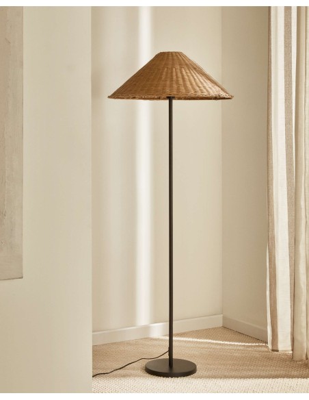 Lámpara de pie Urania, ratán y metal negro - Kave Home; L0200023FN46