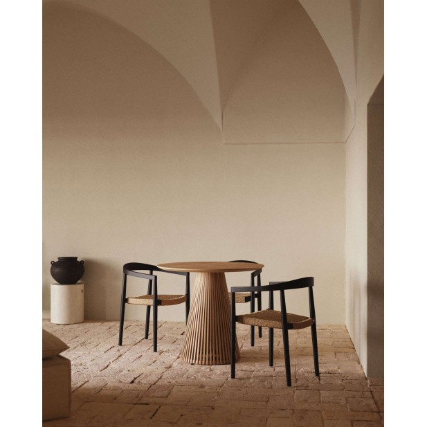 Silla exterior Ydalia, madera teca negra, ratán Kave Home J0600076SS46