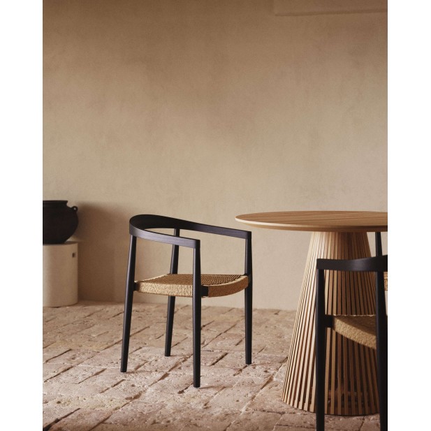Silla exterior Ydalia, madera teca negra, ratán Kave Home J0600076SS46