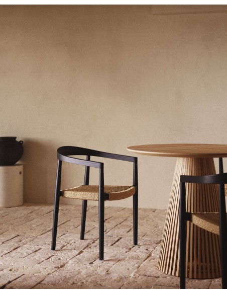 Silla exterior Ydalia, madera teca negra, ratán Kave Home J0600076SS46