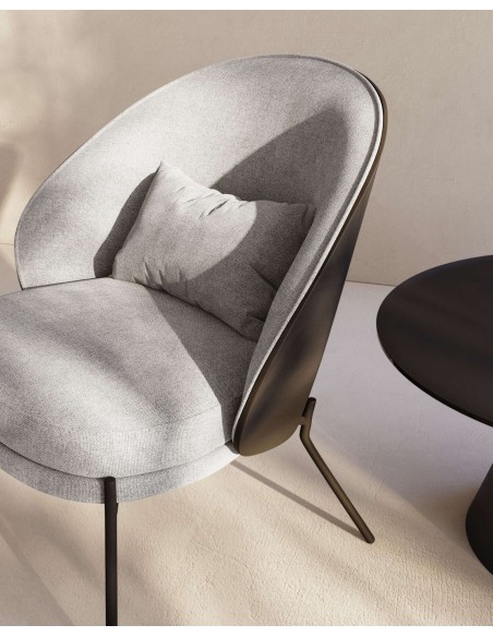 Sillón Eamy gris claro, fresno / metal negro - Kave Home. S0900002HE12