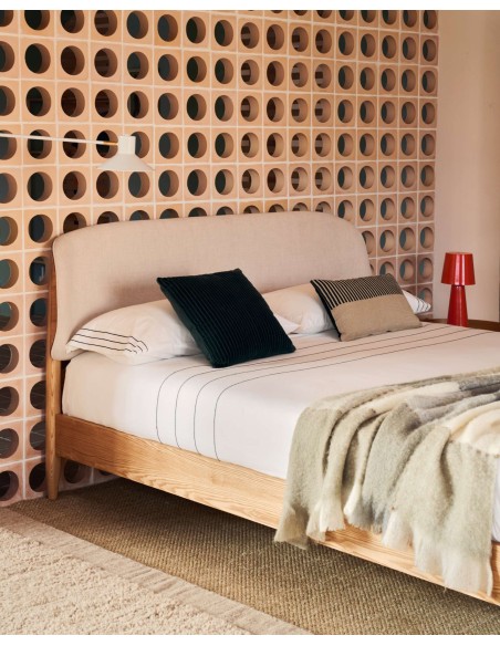 Cama Octavia de madera contrachapada de fresno y cabecero tapizado blanco 160 x 200 cm - Kave Home