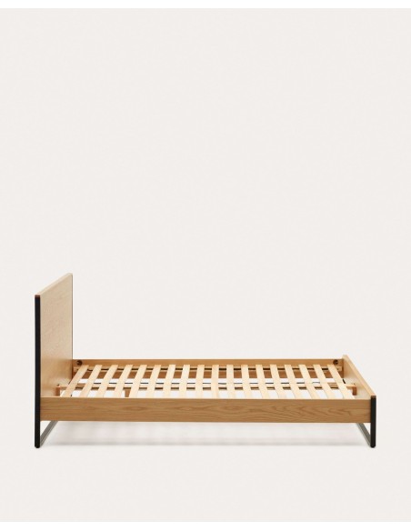 Cama Taiana de chapa de roble y patas de acero con acabado pintado negro 160 x 200 cm - Kave Home
