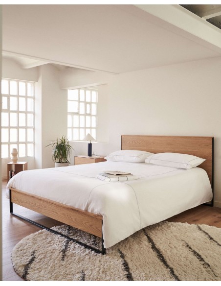 Cama Taiana de chapa de roble y patas de acero con acabado pintado negro 160 x 200 cm - Kave Home