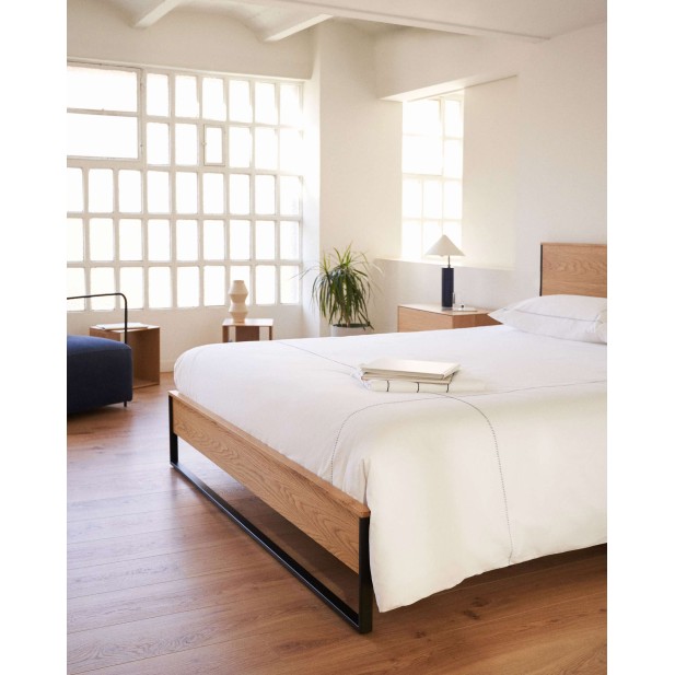 Cama Taiana de chapa de roble y patas... Cama Taiana de chapa de roble y patas...