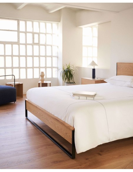 Cama Taiana de chapa de roble y patas de acero con acabado pintado negro 160 x 200 cm - Kave Home