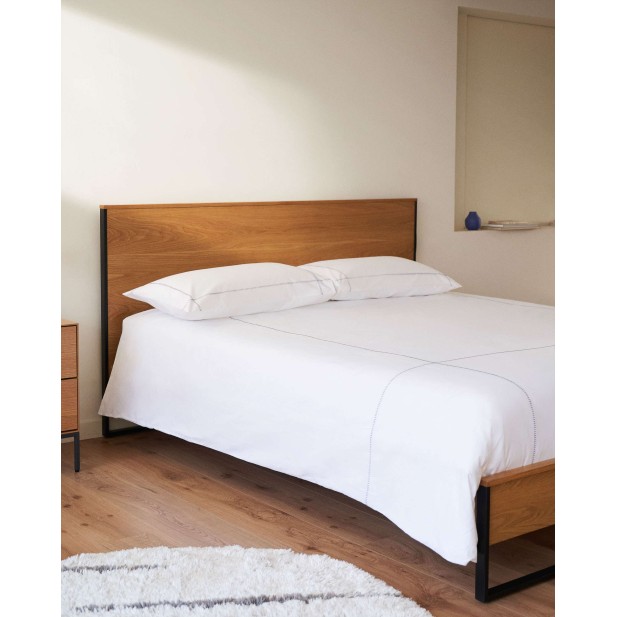 Cama Taiana de chapa de roble y patas... Cama Taiana de chapa de roble y patas...