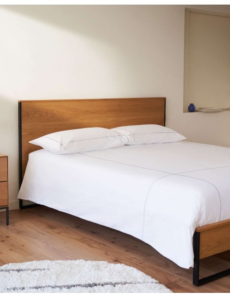 Cama Taiana de chapa de roble y patas de acero con acabado pintado negro 160 x 200 cm - Kave Home