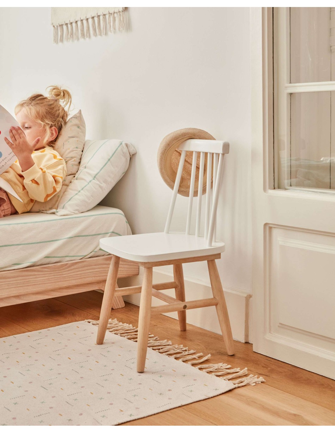 Silla infantil Tressia madera maciza caucho con acabado blanco y natural -  Kave Home. CC2084M05