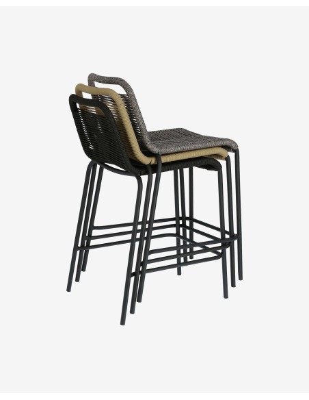 Taburete apilable Lambton de cuerda marrón y acero con acabado negro altura 62 cm - Kave Home