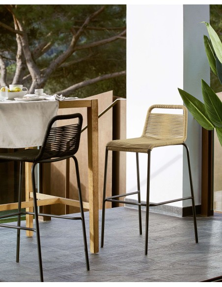 Taburete apilable Lambton de cuerda marrón y acero con acabado negro altura 62 cm - Kave Home