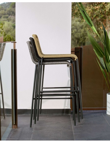 Taburete apilable Lambton de cuerda marrón y acero con acabado negro altura 62 cm - Kave Home