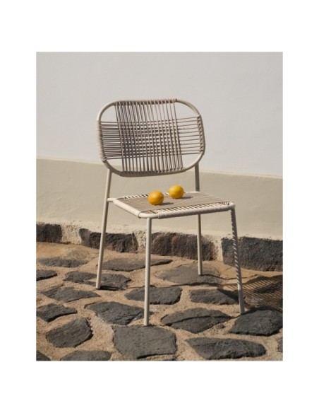 Silla de exterior apilable Talaier de cuerda sintética y acero galvanizado acabado beige - Kave Home