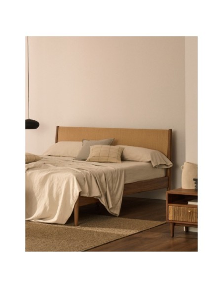 Mesita de noche Elan de chapa y madera maciza de nogal con cuerda 51x45cm FSC Mix Credit - Kave Home