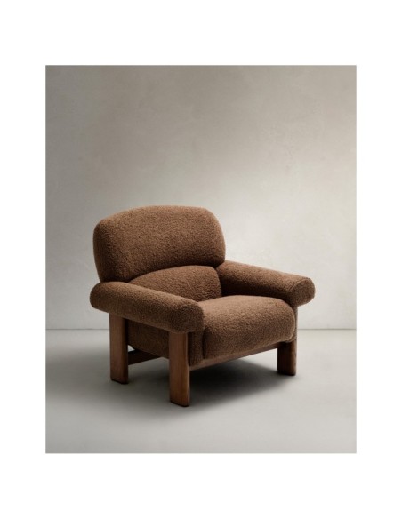 Butaca Cabana de borreguito topo y patas de madera maciza de fresno acabado nogal FSC 100% - Kave Home