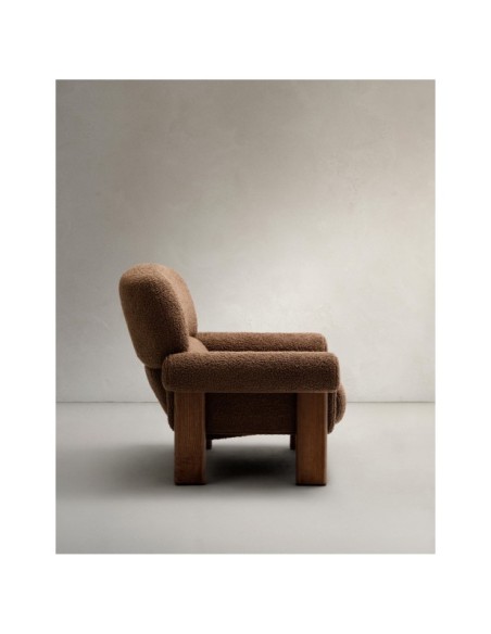 Butaca Cabana de borreguito topo y patas de madera maciza de fresno acabado nogal FSC 100% - Kave Home