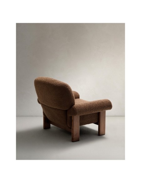 Butaca Cabana de borreguito topo y patas de madera maciza de fresno acabado nogal FSC 100% - Kave Home