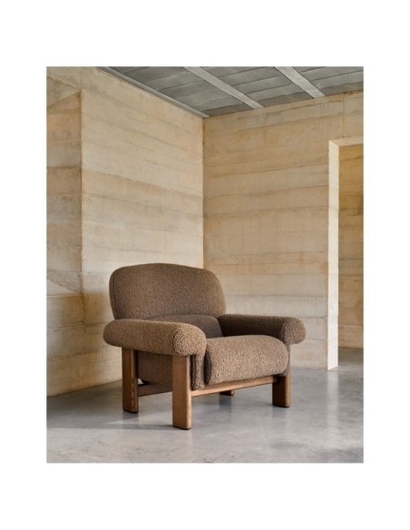 Butaca Cabana de borreguito topo y patas de madera maciza de fresno acabado nogal FSC 100% - Kave Home