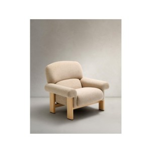 Butaca Cabana de chenilla beige y patas de madera maciza...