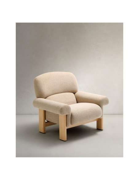 Butaca Cabana de chenilla beige y patas de madera maciza de fresno acabado natural FSC 100% - Kave Home