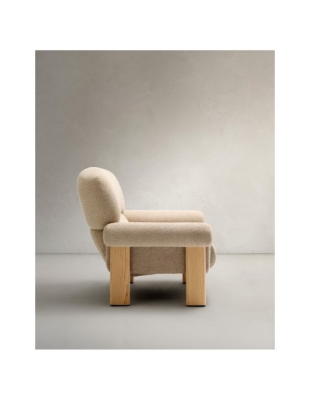 Butaca Cabana de chenilla beige y patas de madera maciza de fresno acabado natural FSC 100% - Kave Home