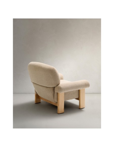 Butaca Cabana de chenilla beige y patas de madera maciza de fresno acabado natural FSC 100% - Kave Home