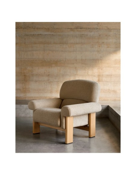 Butaca Cabana de chenilla beige y patas de madera maciza de fresno acabado natural FSC 100% - Kave Home