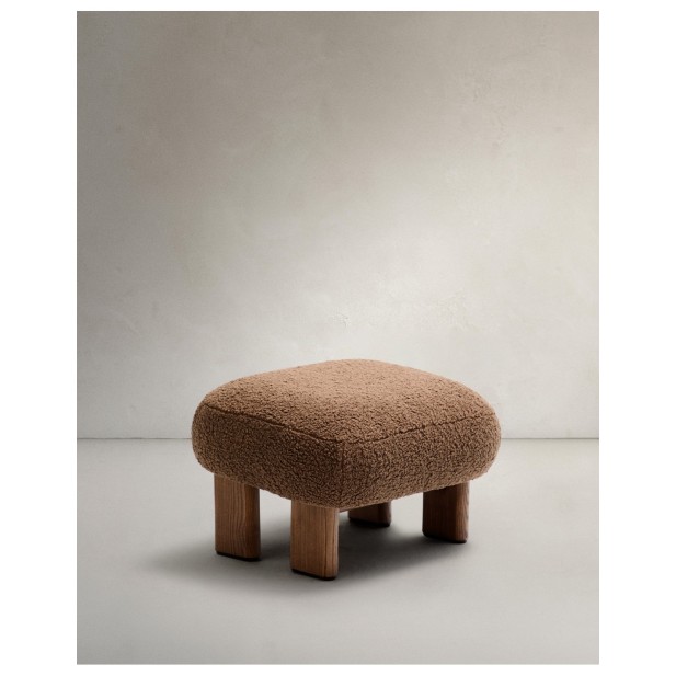 Reposapiés Cabana borreguito topo y patas madera maciza fresno acabado nogal 65x55,4cm FSC 100% - Kave Home