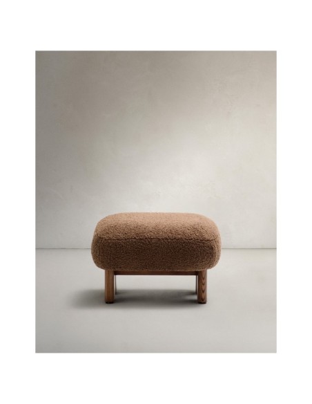 Reposapiés Cabana borreguito topo y patas madera maciza fresno acabado nogal 65x55,4cm FSC 100% - Kave Home