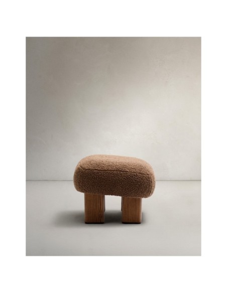 Reposapiés Cabana borreguito topo y patas madera maciza fresno acabado nogal 65x55,4cm FSC 100% - Kave Home