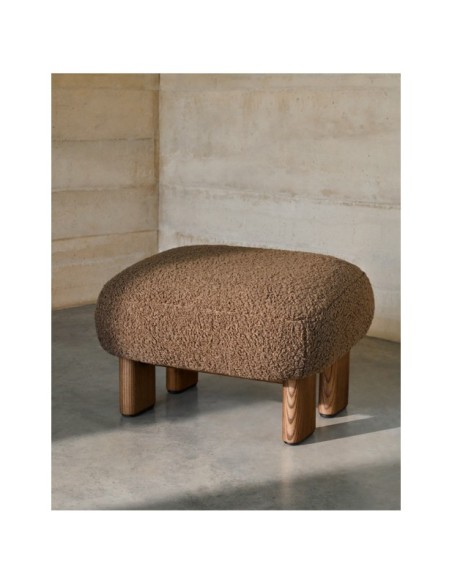 Reposapiés Cabana borreguito topo y patas madera maciza fresno acabado nogal 65x55,4cm FSC 100% - Kave Home