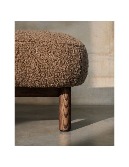 Reposapiés Cabana borreguito topo y patas madera maciza fresno acabado nogal 65x55,4cm FSC 100% - Kave Home