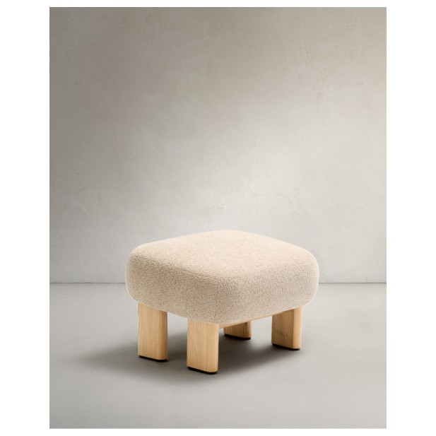Reposapiés Cabana chenilla beige y patas madera maciza fresno acabado natural 65x55,4cm FSC 100% - Kave Home