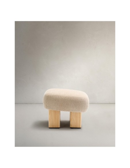 Reposapiés Cabana chenilla beige y patas madera maciza fresno acabado natural 65x55,4cm FSC 100% - Kave Home