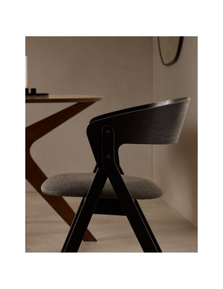 Silla Godia de chapa de fresno y madera maciza de caucho  acabado negro y chenilla gris - Kave Home