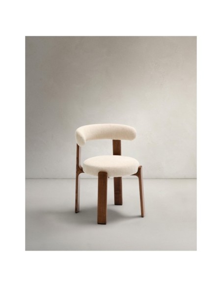 Silla Granite de chenilla beige y madera maciza de fresno con acabado nogal FSC 100% - Kave Home