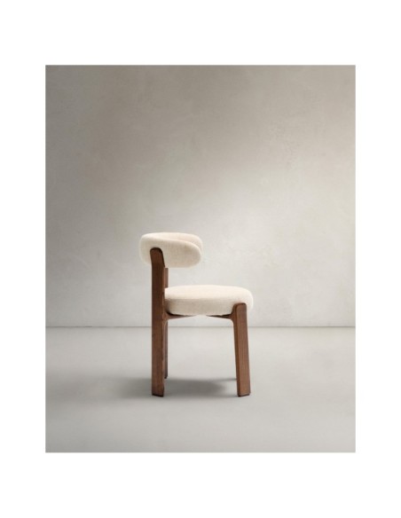 Silla Granite de chenilla beige y madera maciza de fresno con acabado nogal FSC 100% - Kave Home