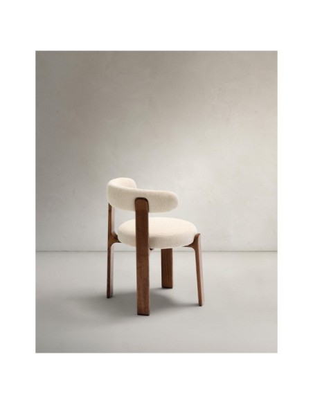 Silla Granite de chenilla beige y madera maciza de fresno con acabado nogal FSC 100% - Kave Home