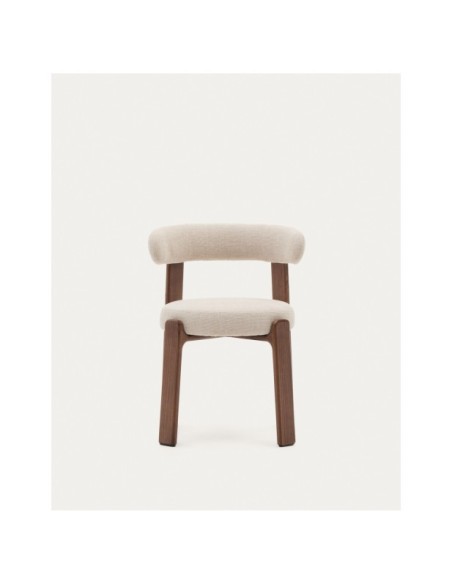 Silla Granite de chenilla beige y madera maciza de fresno con acabado nogal FSC 100% - Kave Home