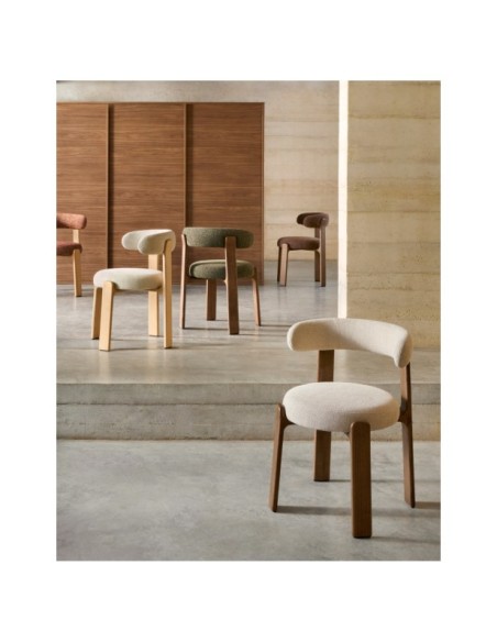 Silla Granite de chenilla beige y madera maciza de fresno con acabado nogal FSC 100% - Kave Home