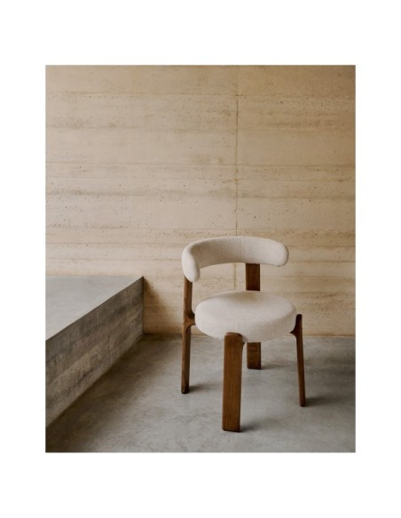 Silla Granite de chenilla beige y madera maciza de fresno con acabado nogal FSC 100% - Kave Home