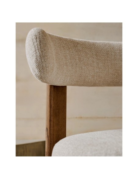 Silla Granite de chenilla beige y madera maciza de fresno con acabado nogal FSC 100% - Kave Home