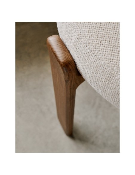 Silla Granite de chenilla beige y madera maciza de fresno con acabado nogal FSC 100% - Kave Home