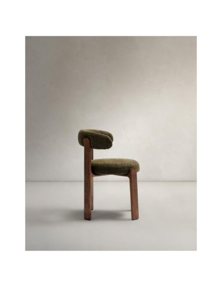 Silla Granite de chenilla verde y madera maciza de fresno con acabado nogal FSC 100% - Kave Home