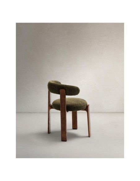 Silla Granite de chenilla verde y madera maciza de fresno con acabado nogal FSC 100% - Kave Home