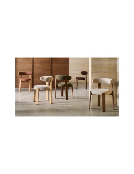 Silla Granite de chenilla verde y madera maciza de fresno con acabado nogal FSC 100% - Kave Home