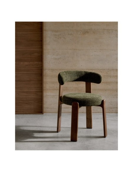 Silla Granite de chenilla verde y madera maciza de fresno con acabado nogal FSC 100% - Kave Home
