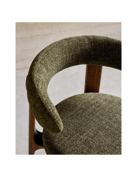 Silla Granite de chenilla verde y madera maciza de fresno con acabado nogal FSC 100% - Kave Home