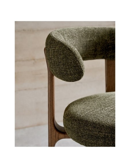Silla Granite de chenilla verde y madera maciza de fresno con acabado nogal FSC 100% - Kave Home